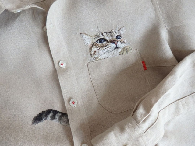 Кошки, выглядывающие из карманов рубашек, в искусных вышивках 