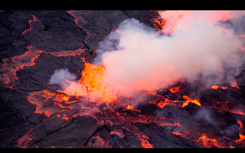 Дрон сфотографировал лавовое озеро в кратере действующего вулкана. ФОТО