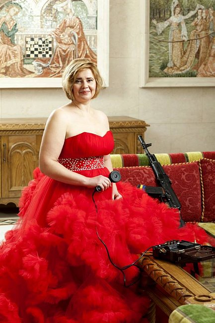 Женщины-воины АТО в роскошных платьях и с оружием снялись в фотопроекте