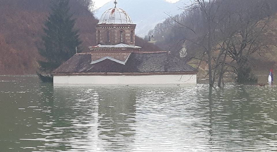 В Сербии погибает православная святыня — затапливается древнейший монастырь. ФОТО