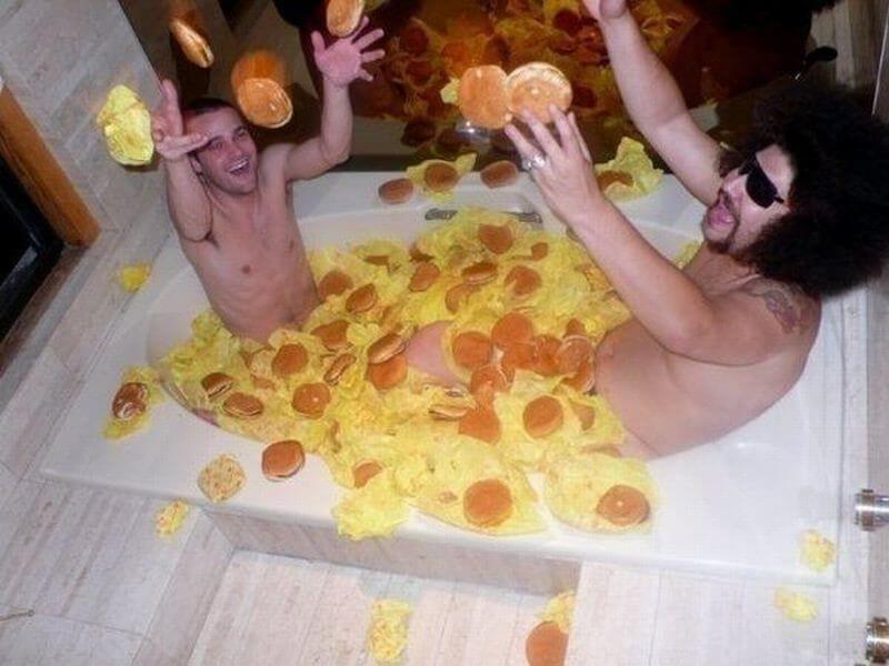 Прикольные фотки людей, нашедших забавный способ принять ванну