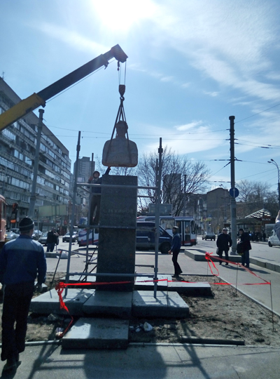 Как в Днепропетровске сносили памятник Кирову (ФОТО)