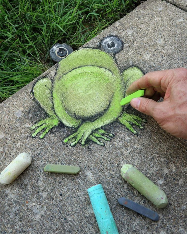 Уличный художник, который украшает улицы меловыми рисунками 