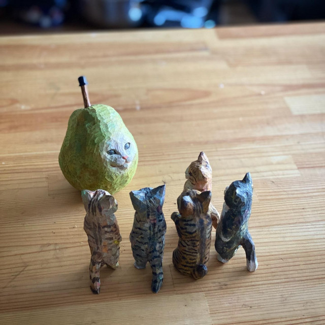 Скульптуры очаровательных кошек, вырезанные из дерева