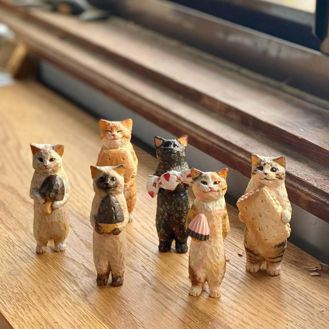 Скульптуры очаровательных кошек, вырезанные из дерева
