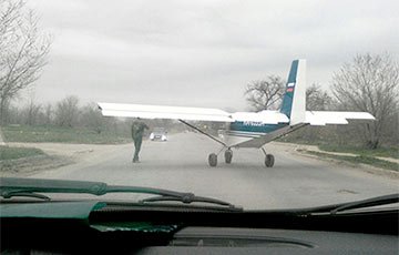 В России самолет ехал с машинами по трассе, а потом взлетел