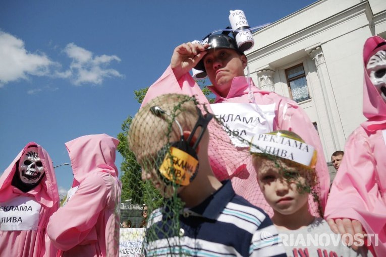 Противники рекламы пива надели маски и привели под Раду детей. ФОТО