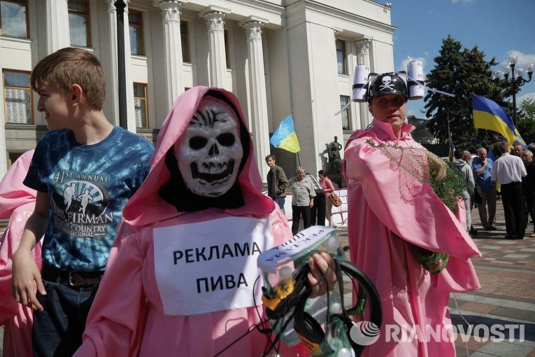 Противники рекламы пива надели маски и привели под Раду детей. ФОТО