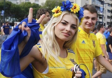 Украинская болельщица покорила интернет своей потрясающей красотой. ФОТО