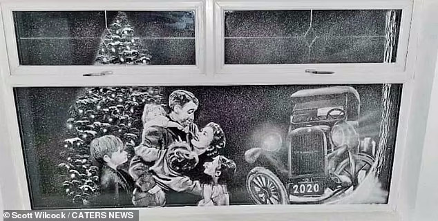 Англичанин рисует на окнах с помощью искусственного снега (Фото)