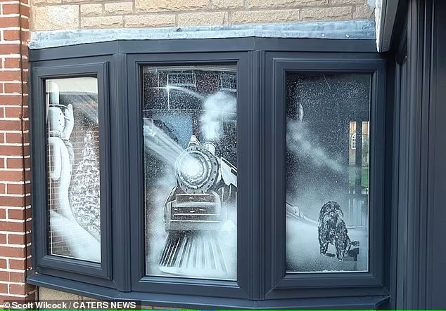 Англичанин рисует на окнах с помощью искусственного снега (Фото)