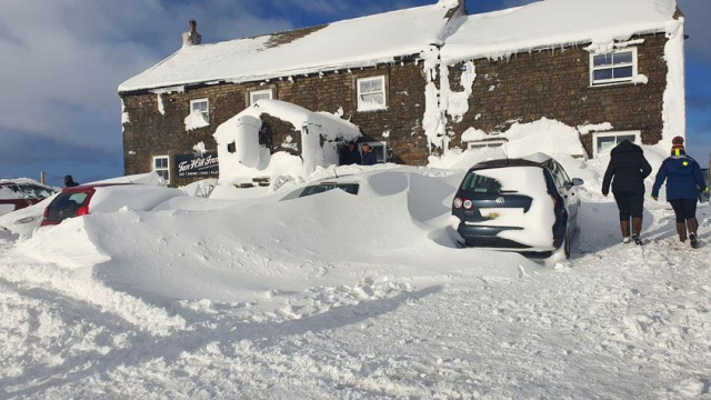 Несколько десятков британцев из-за снегопада на 3 ночи оказались запертыми в высокогорном пабе