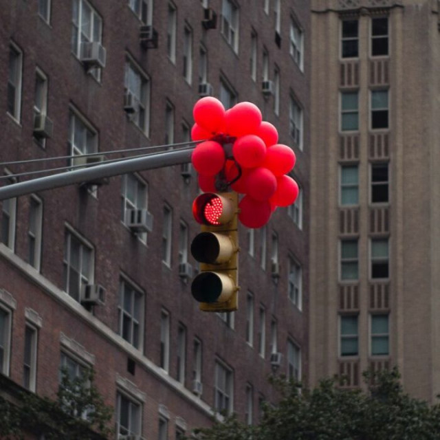 Забавные совпадения на нью-йоркских улицах через объектив Эрика Когана