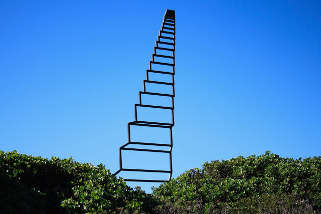 «Лестница в небеса»: необычная инсталляция с оптической иллюзией (фото, видео)