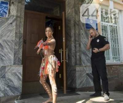 Украинцы хохочут над активисткой Femen, явившейся в полицию в костюме папуаса