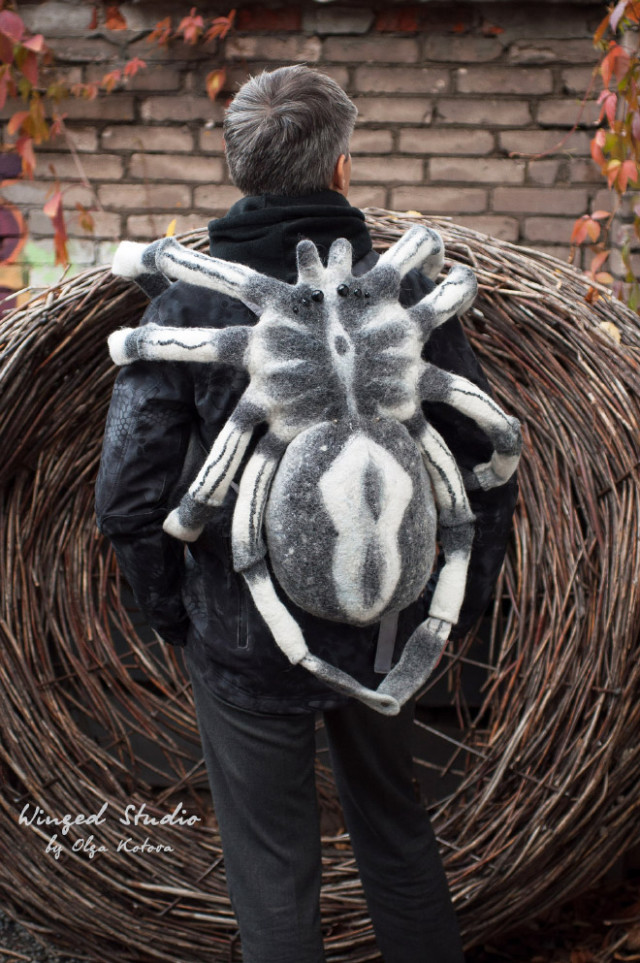 Художница создаёт бросающие в дрожь рюкзаки в виде пауков, жуков и осьминогов 