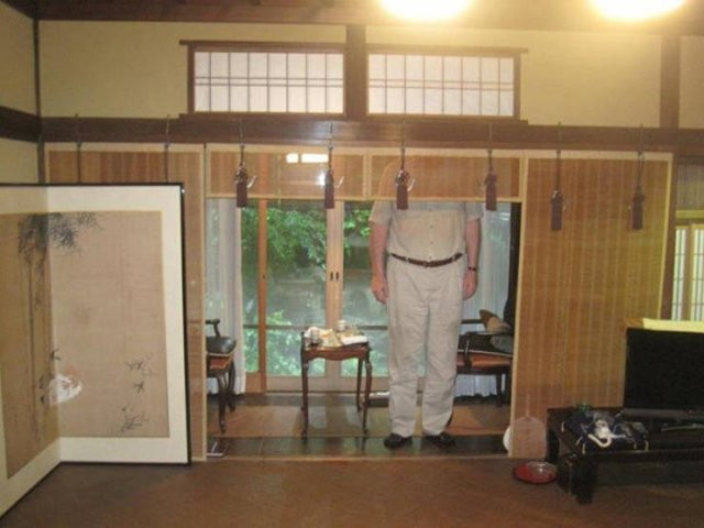 Фотографии о тяготах жизни высоких людей в Японии