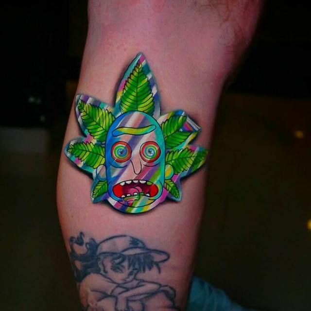 Бразильский тату-мастер делает татуировки, похожие на голографические наклейки