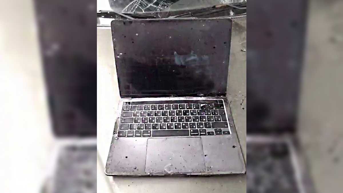 MacBook ценой в жизнь: оккупант вместо бронепластин вставил краденый ноутбук – курьезное видео