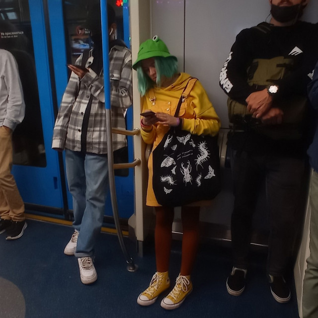 Странные и неожиданные пассажиры метро (фото)