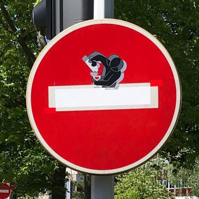 Уличный художник, который придаёт дорожным знакам двойное значение  
