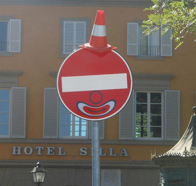 Уличный художник, который придаёт дорожным знакам двойное значение  