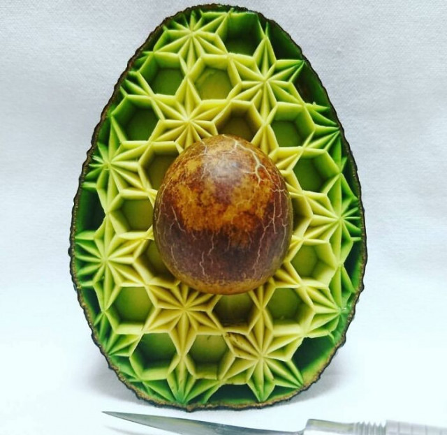мастер по карвингу создаёт восхитительные резные шедевры из авокадо