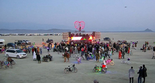 В пустыне Блэк-рок начался аналог отменённого Burning Man (фото)