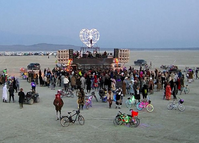 В пустыне Блэк-рок начался аналог отменённого Burning Man (фото)