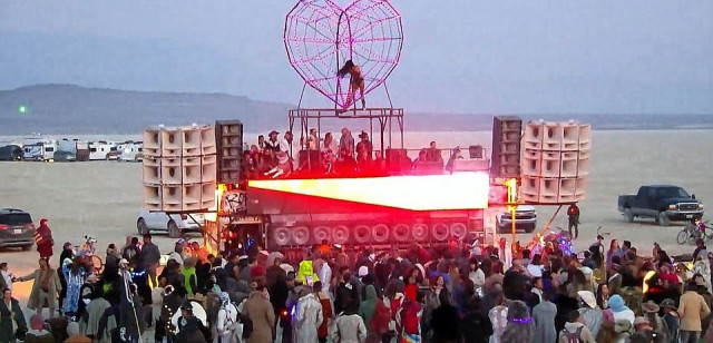 В пустыне Блэк-рок начался аналог отменённого Burning Man (фото)