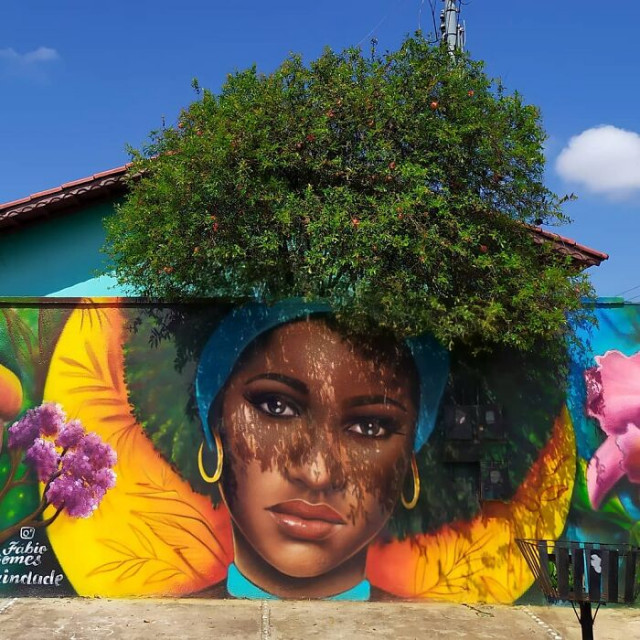 Бразильский уличный художник рисует женские портреты, используя деревья в качестве волос (фото)
