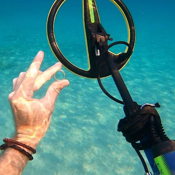 Австралиец путешествует по миру в поисках подводных сокровищ (фото)