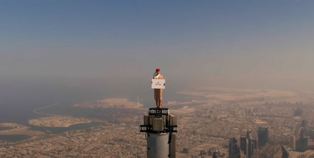 В ОАЭ сняли рекламный ролик на самой высокой точке самого высокого сооружения планеты (фото, видео)