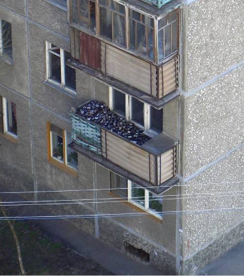 Дома со странными балконами, на которых можно увидеть все, что угодно (фото)