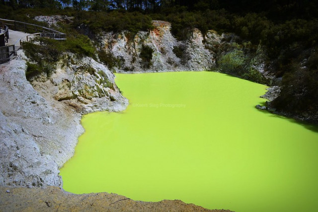 «Ванна дьявола»: неоново-зелёный серный бассейн в Новой Зеландии  (фото,видео)
