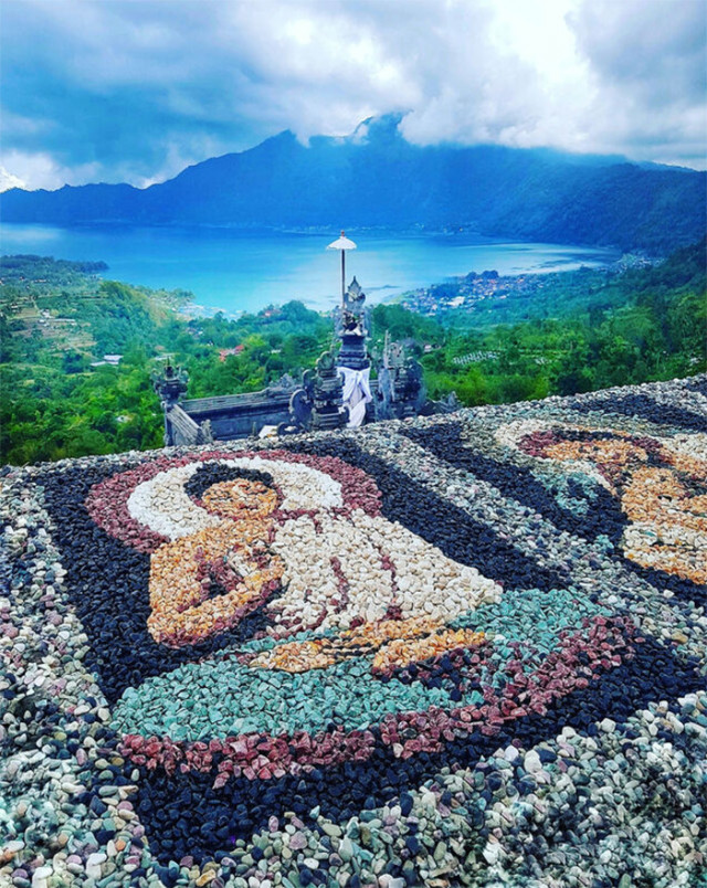 В сети показали картины из  разноцветнуой гальки (фото)