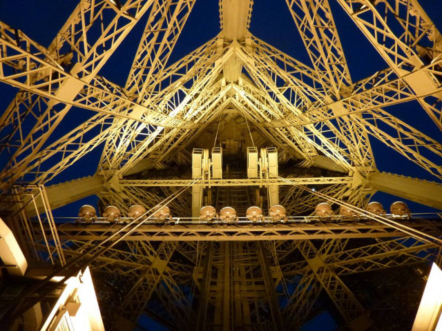 Эйфелева башня: взгляд с непривычных ракурсов (фото)
