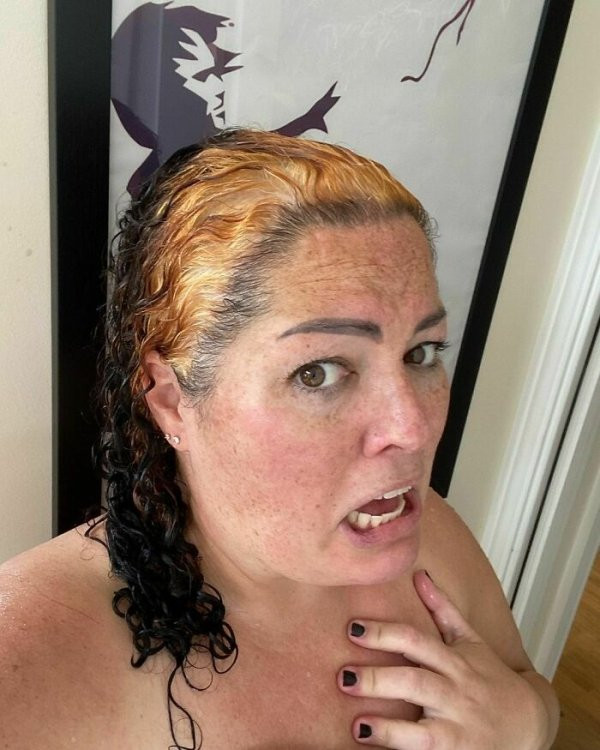 В сети показали людей, которые хотели перекрасить волосы и стать красивее, но получилось наоборот 