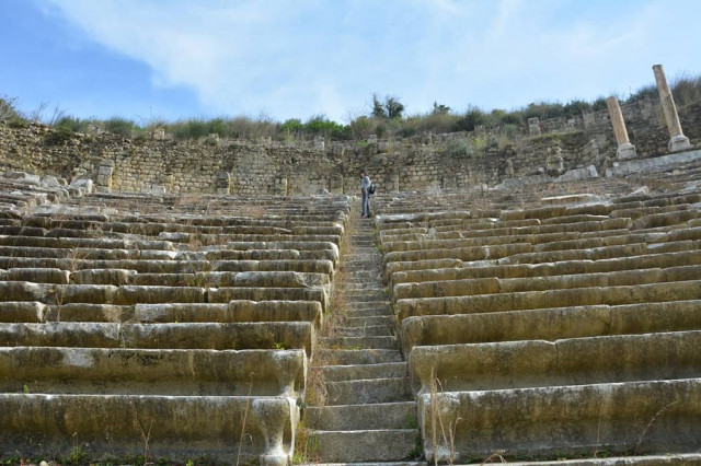 Удивительные фотографии древнегреческого стадиона до и после археологических раскопок (фото)