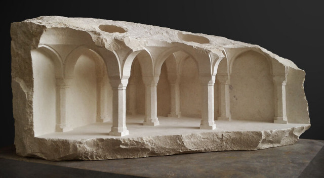 Миниатюрные архитектурные пространства, вырезанные из мрамора и камня