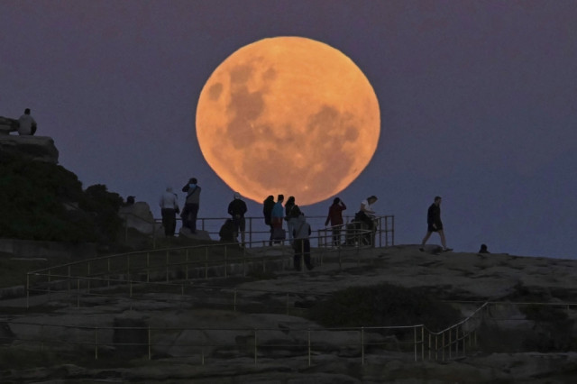 Фотографии Цветочной Кровавой Луны и её затмения 26 мая 2021 года(фото)