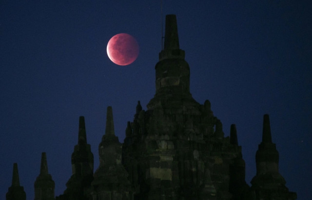 Фотографии Цветочной Кровавой Луны и её затмения 26 мая 2021 года(фото)