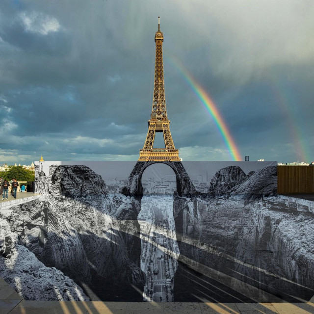 личный художник JR создал оптическую иллюзию, \"разместив\" Эйфелеву башню над каньоном  (фото)