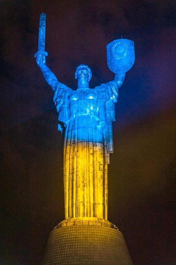 Родину-мать подсветили цветами флага Украины (ФОТО)