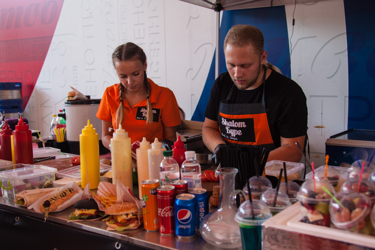 Лобстеры, устрицы и жареное мороженое: в Днепре стартовал фестиваль еды