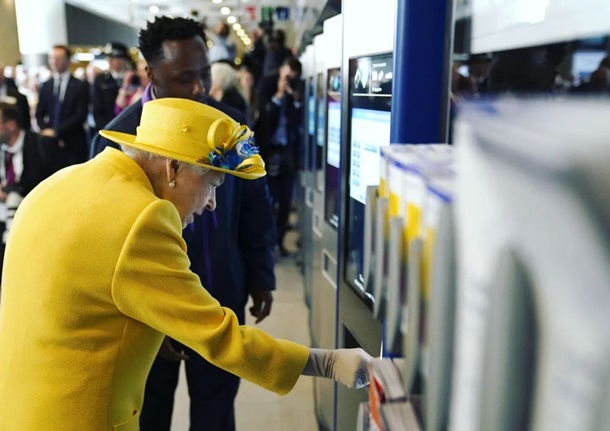 Елизавета ІІ в желто-синем наряде открыла новую линию лондонского вокзала (ФОТО)