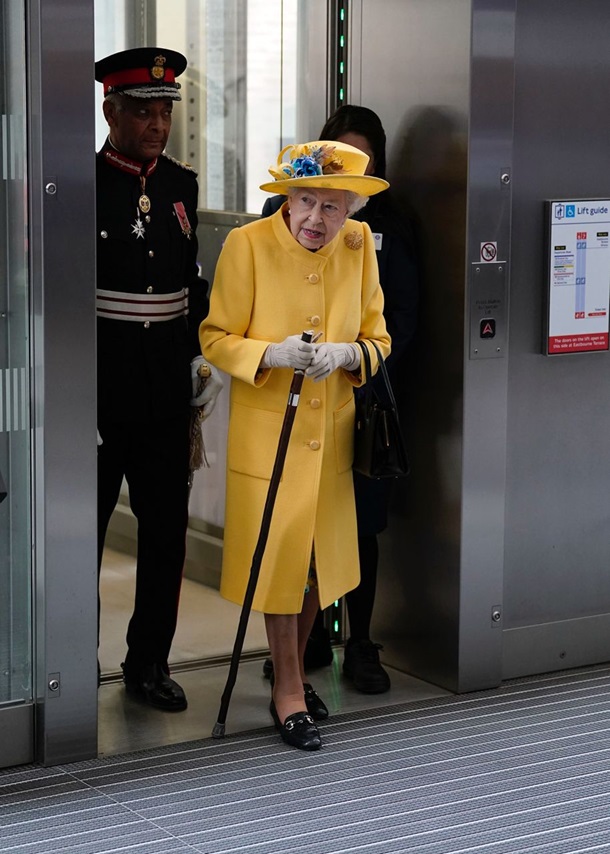 Елизавета ІІ в желто-синем наряде открыла новую линию лондонского вокзала (ФОТО)