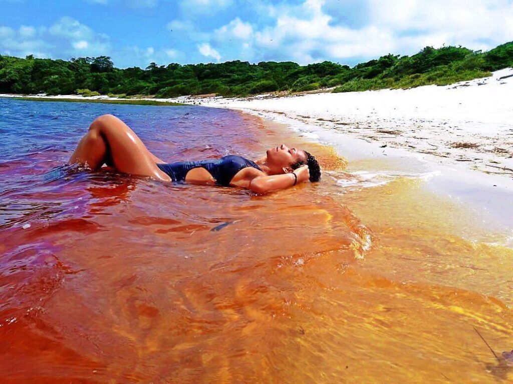 Туристов покорило озеро цвета кока-колы, расположенное в Бразилии. Фото