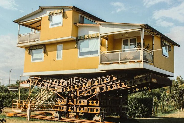 В Италии построили уникальный летучий дом, способный вращаться. Фото