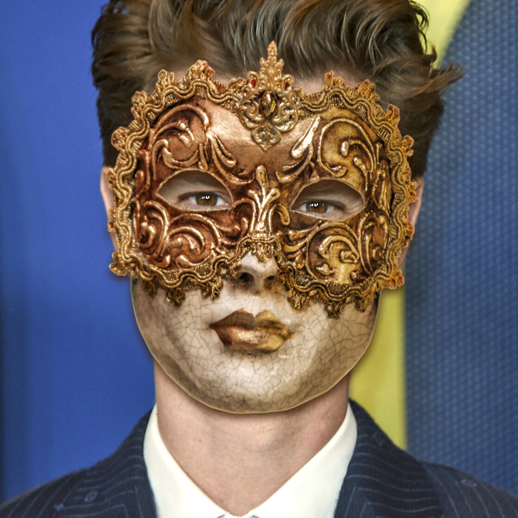 Попробуйте угадать, глаза какой знаменитости смотрят на вас через карнавальную маску (фото)